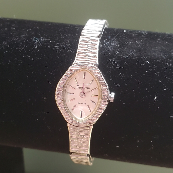 ⌚️VTG Retro Armitron Fashion Quarts Women's Watch with Instruction manual - Picture 4 of 13